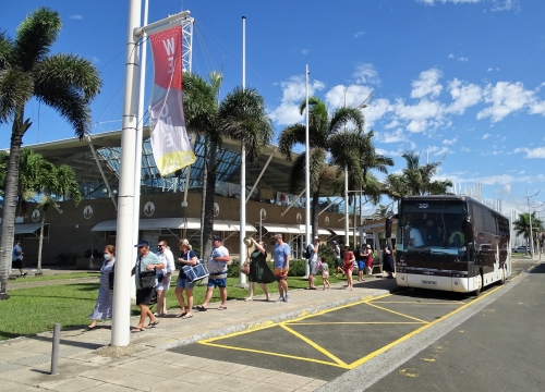 photo gare maritime et touristes