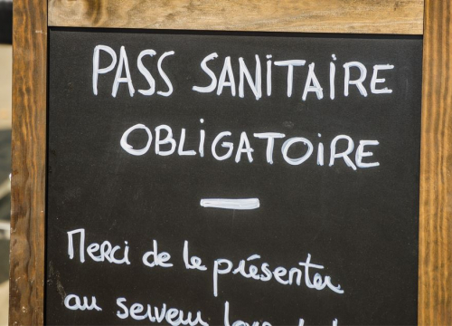 pancarte pass sanitaire dans un restaurant