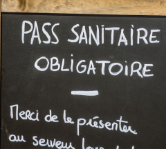 pancarte pass sanitaire dans un restaurant