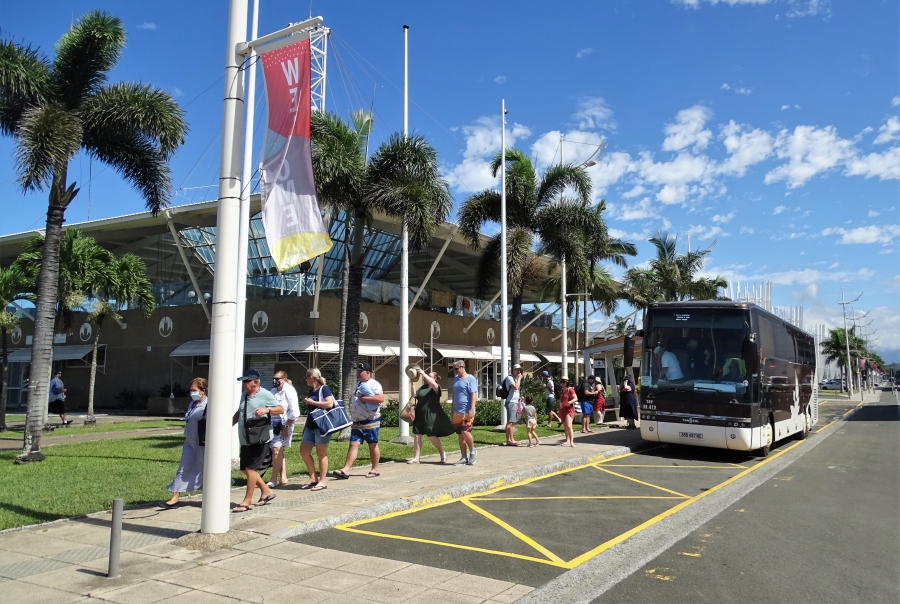 photo gare maritime et touristes