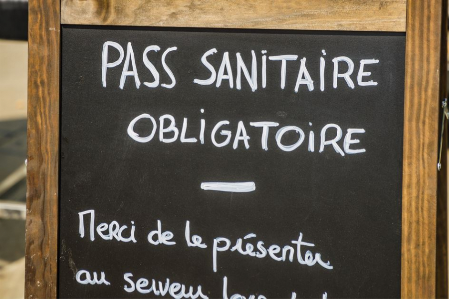 pancarte pass sanitaire dans un restaurant