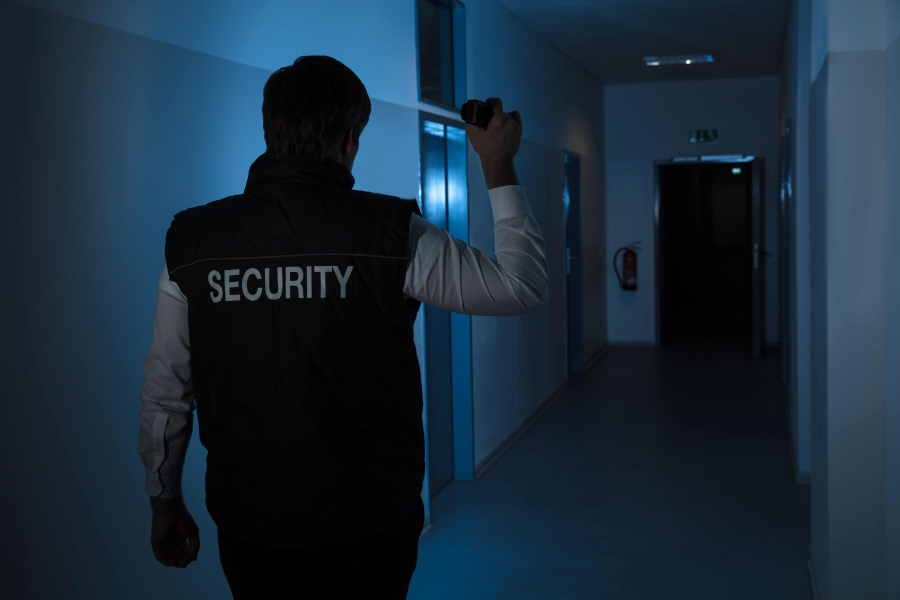 ronde de nuit agent de sécurité_shutterstock